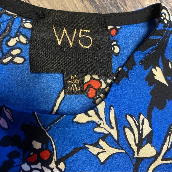 Blue floral flutter sleeve blouse. - Picture 4 of 5